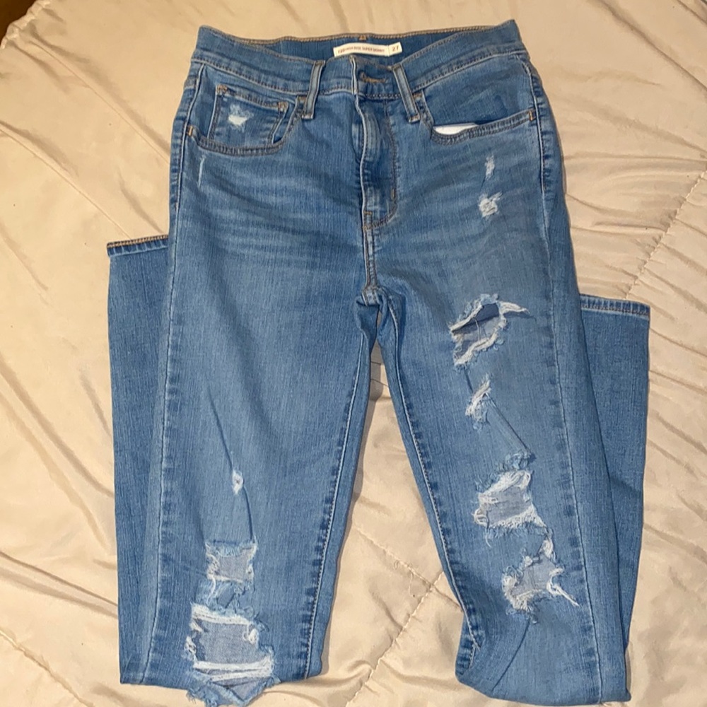 Blue Levi’s jeans 👖